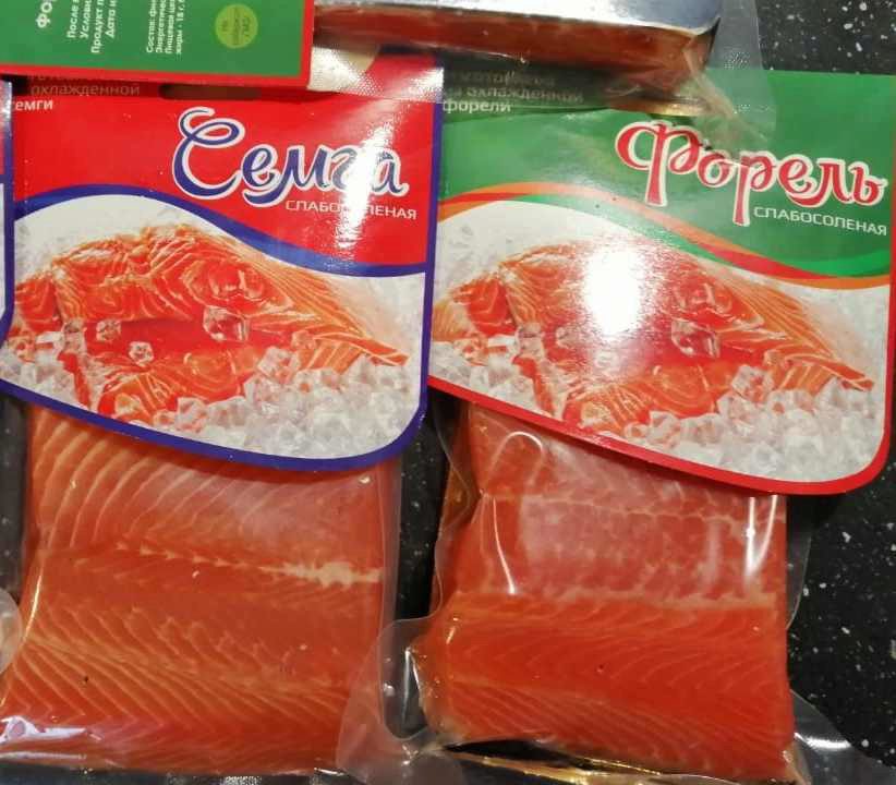Чем отличается лосось. Лосось и форель. Семга и форель. Красная рыба лосось или форель. Красная рыба в магазине.